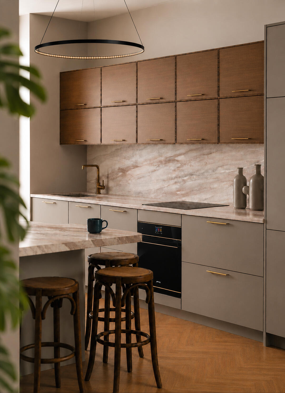 Projet cuisine bois et marbre. Le Point Cuisine par Senau Cuisine linéaire réalisé à Aix-en-Provence, meubles hauts en bois, crédence marbre rose, poignées laiton et coin repas avec tabourets bistrot